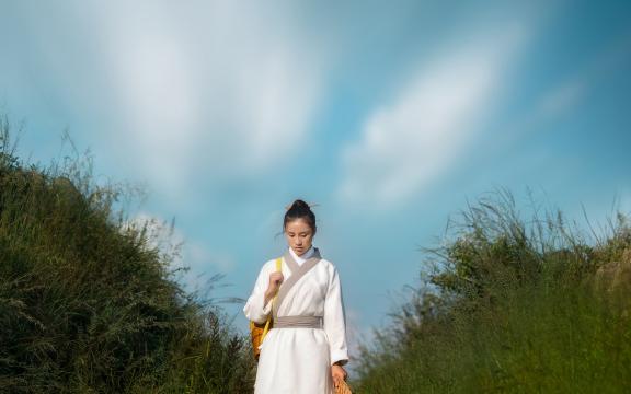 草莓熊多少钱一个正品(40厘米的草莓熊能放进书包吗？)